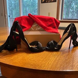 Christian Louboutin tres Frais 120 crepe satin